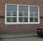 Een grote raampartij met typische Amsterdamse School-verdeling van de roeden.
<br/>
Richard Keijzer, 2015-10-05